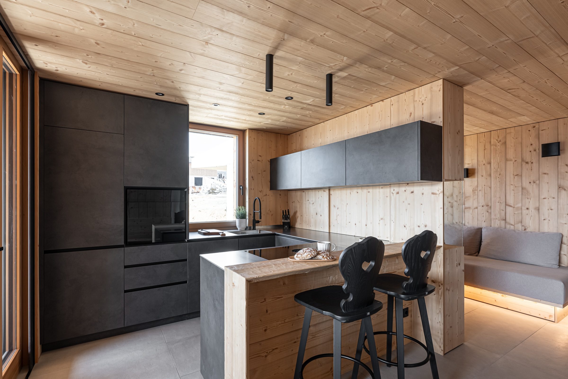 Dunkle Küche mit Holzdecke und Kücheninsel