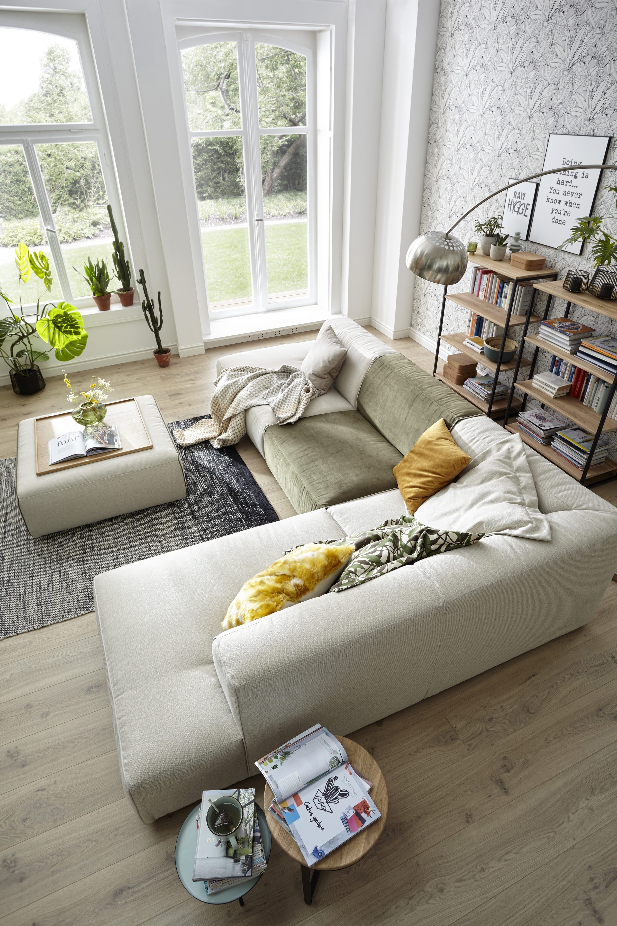 Helles Wohnzimmer mit Ecksofa